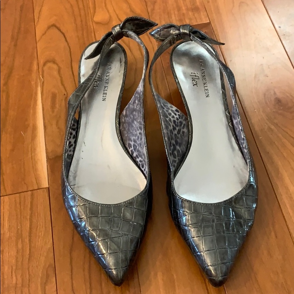 Size 9.5 Anne Klein kitten heel